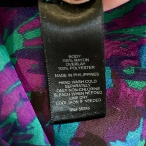 NWOT- Beautiful patterned sleeveless top - Picture 5 of 5